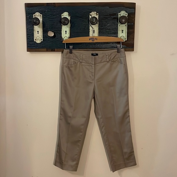 2/$30 Chic by Jacob Beige Capri Pants Size 6 - Picture 5 of 14
